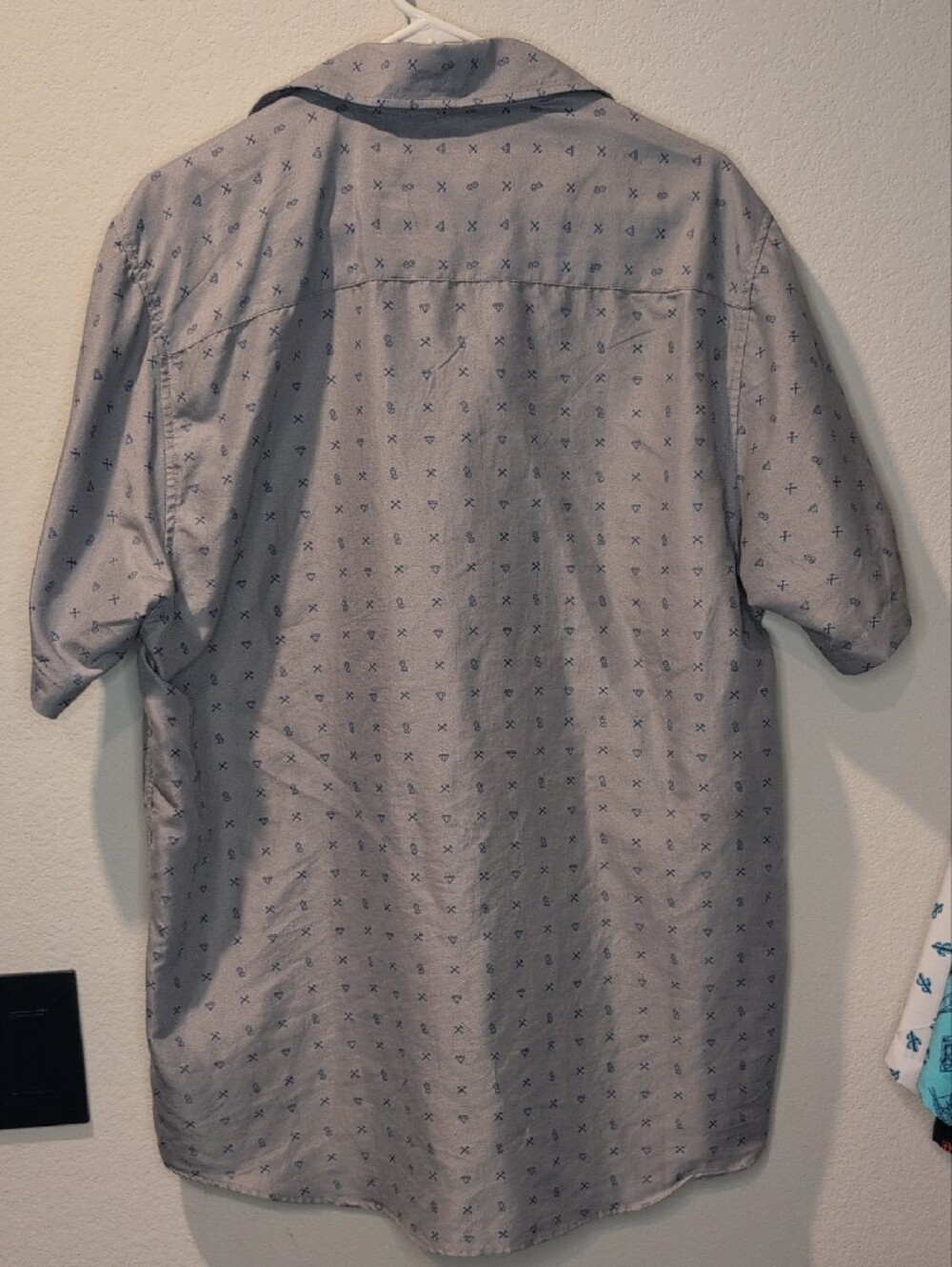 DIXXON Light Gray Short-Sleeve Button-Up Shirt with Subtle Blue Pattern - Picture 2 of 4